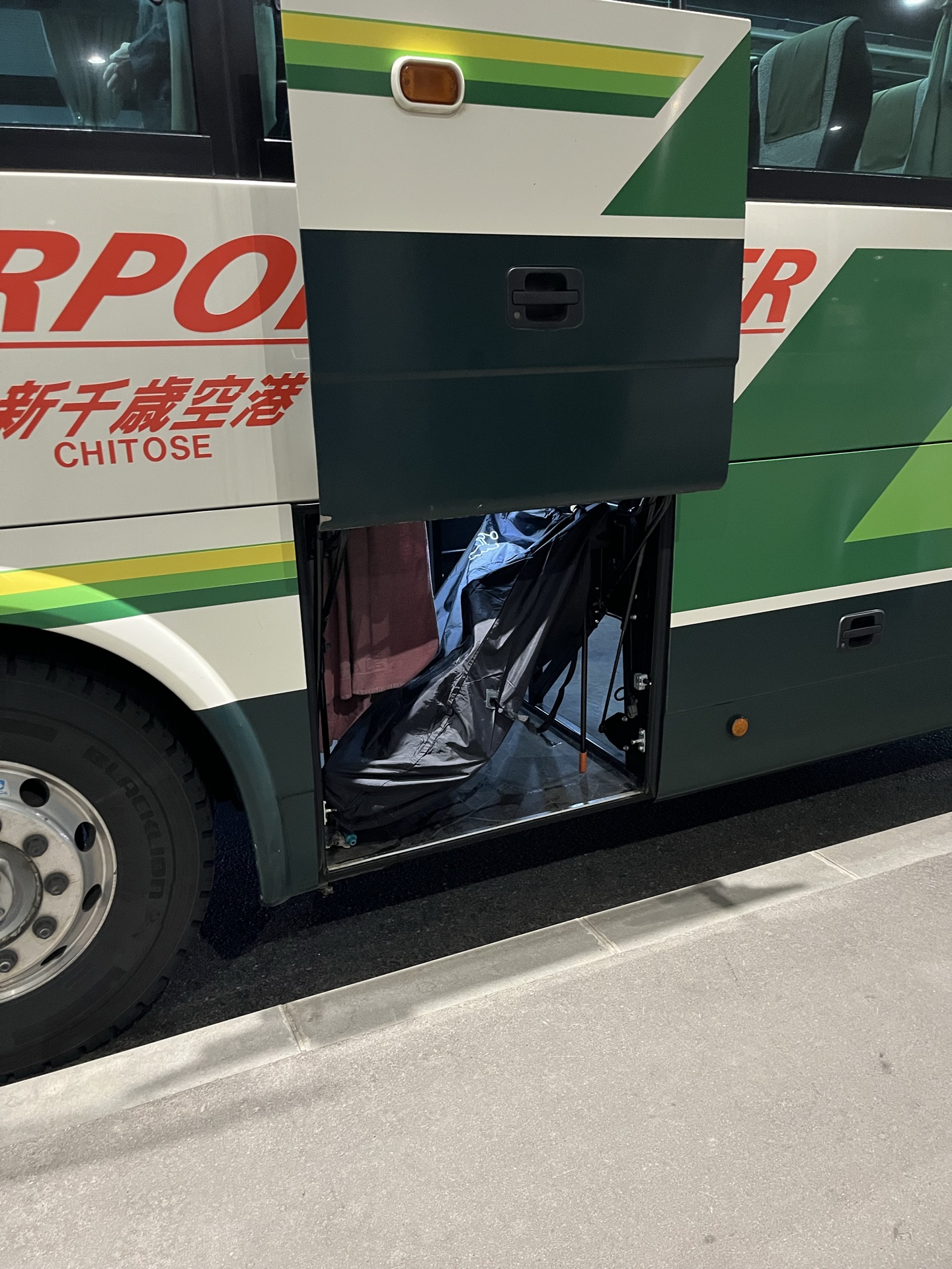 新千歳空港行きバスの荷室に自転車を積み込む