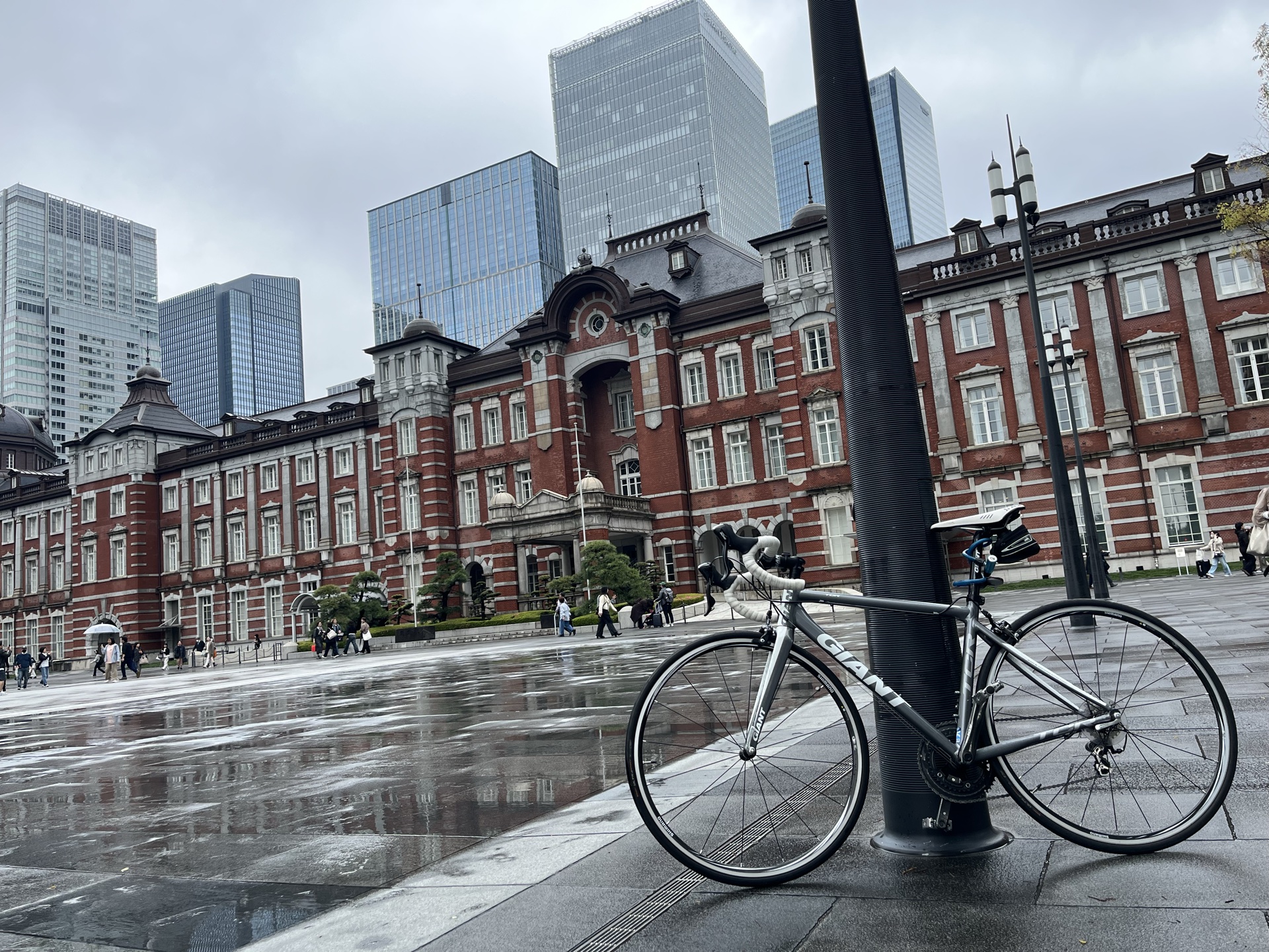 雨の東京駅前に自転車を停める
