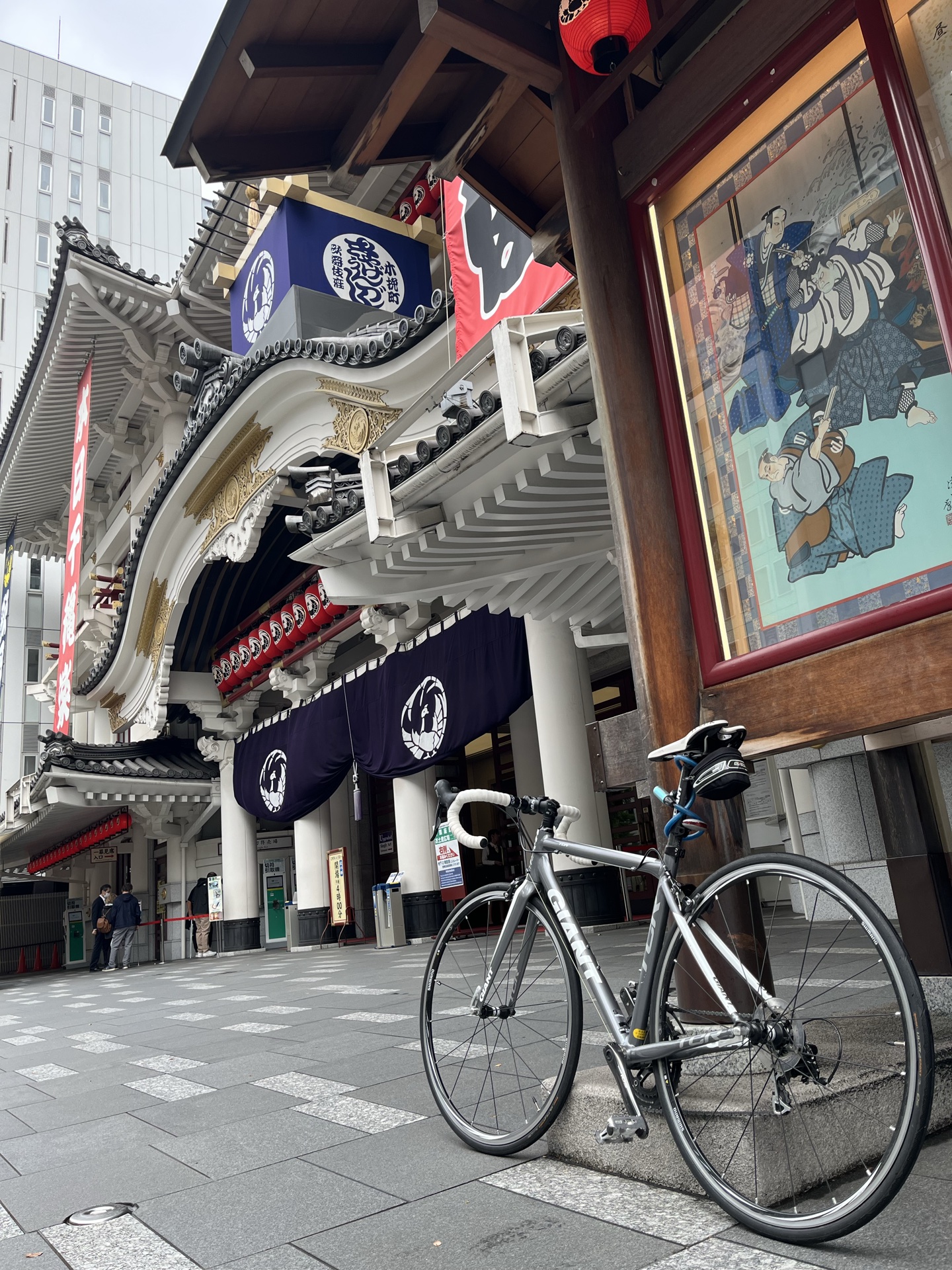 歌舞伎座前に自転車を停める