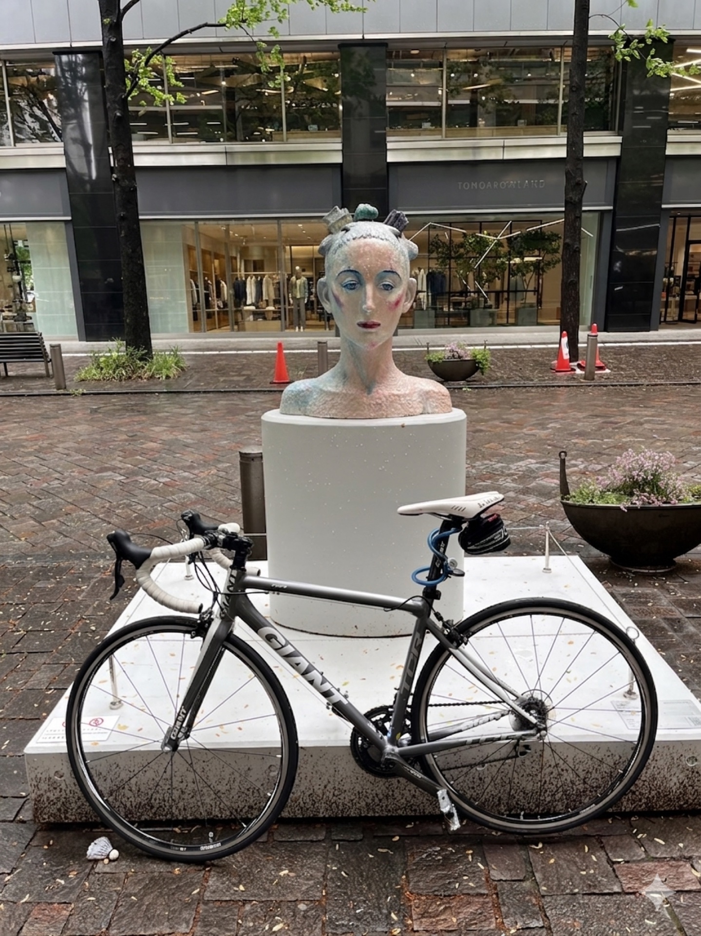 丸の内アートギャラリーの彫刻と自転車
