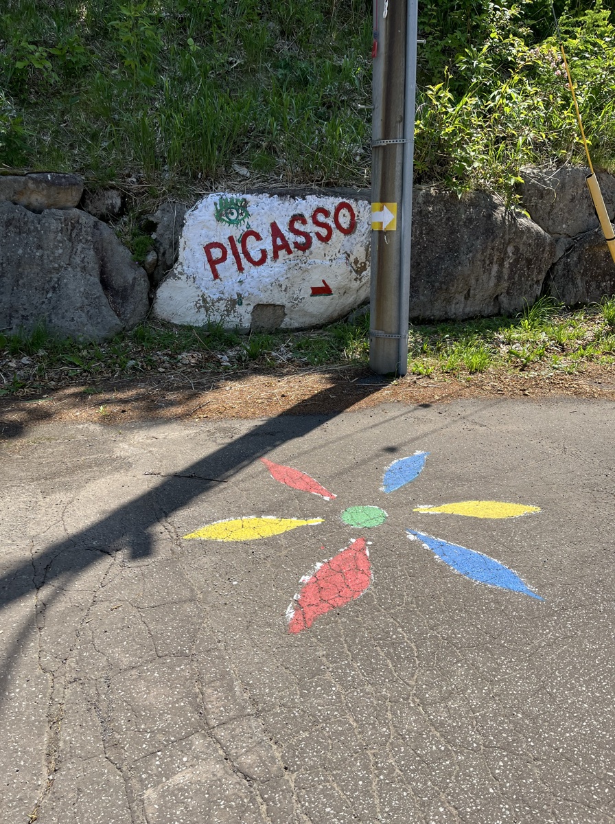 美術館への歩道に描かれたPICASSO石の案内と路面カラーアート