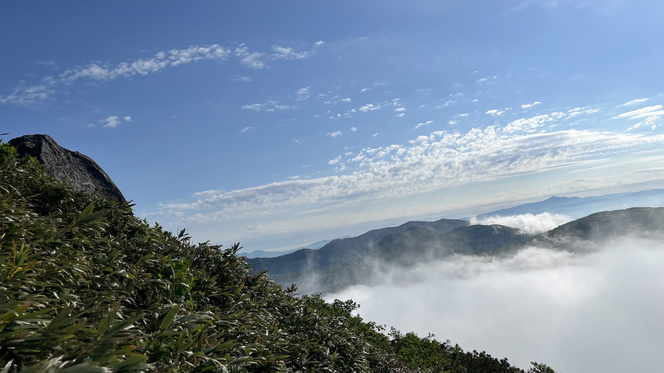 チセヌプリ登山道から見える大岩と雲海