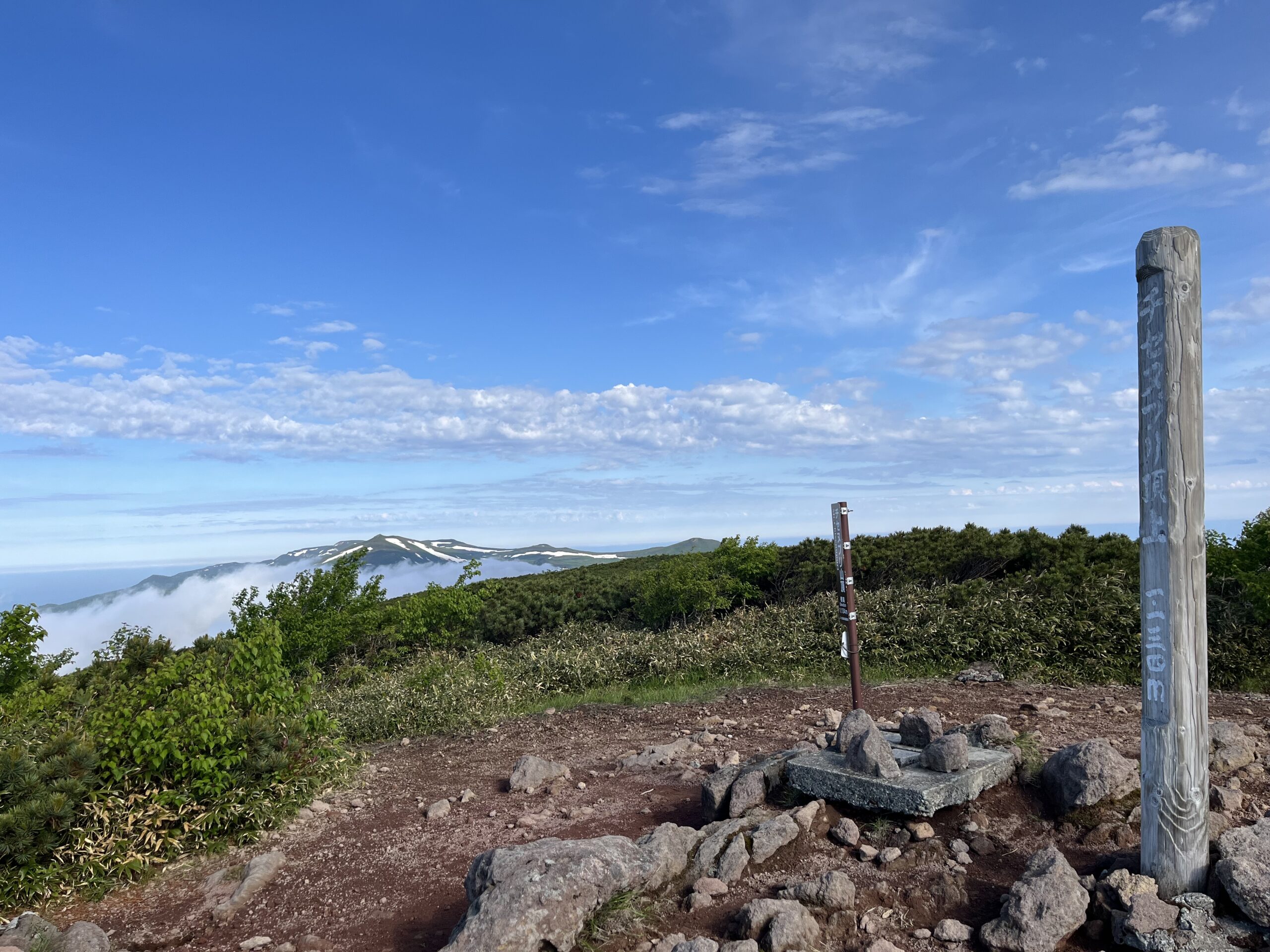 チセヌプリ山頂と雲海