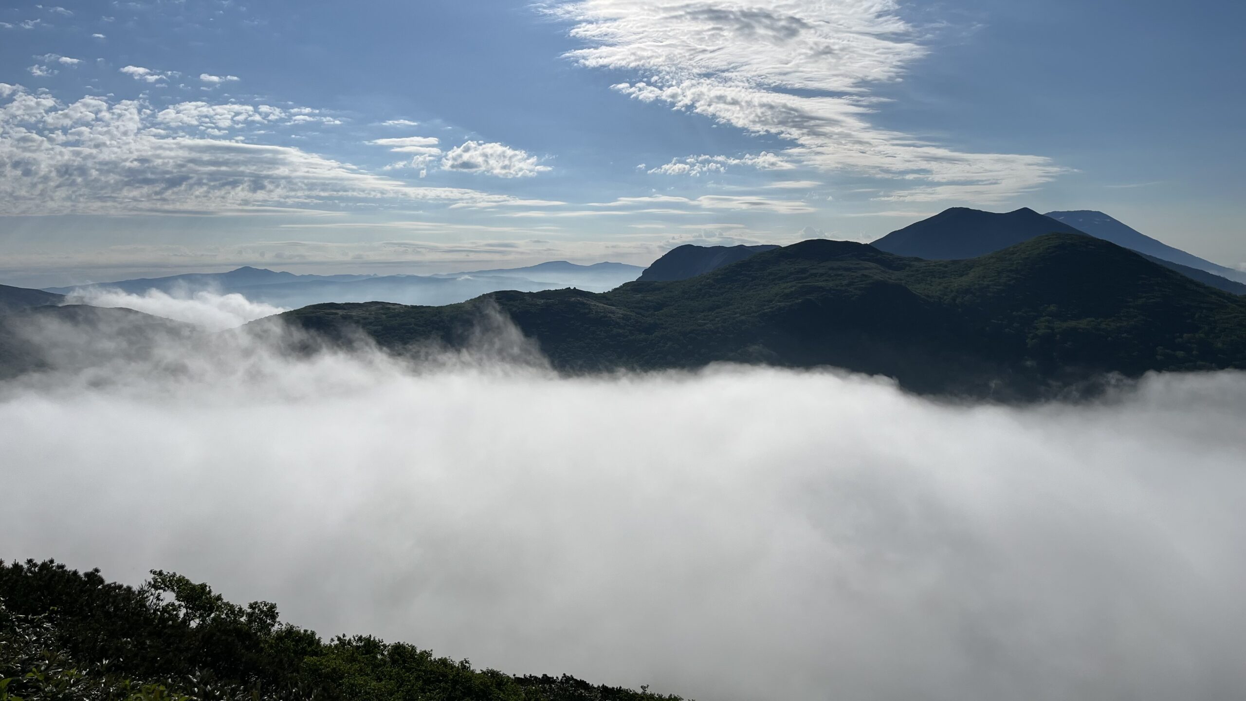 チセヌプリ山頂付近から見た雲海の絶景