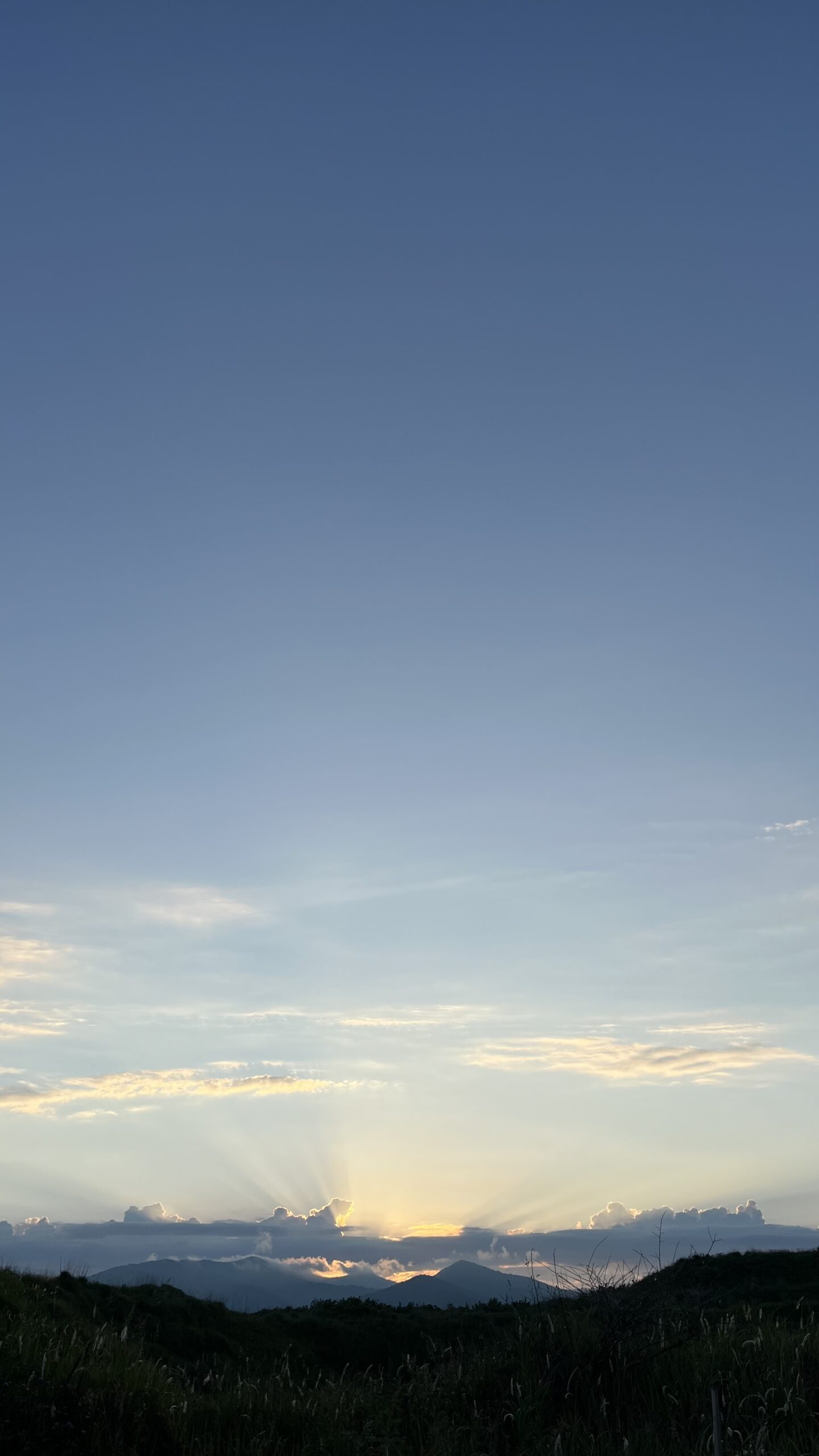 山の向こうへ沈む夕日