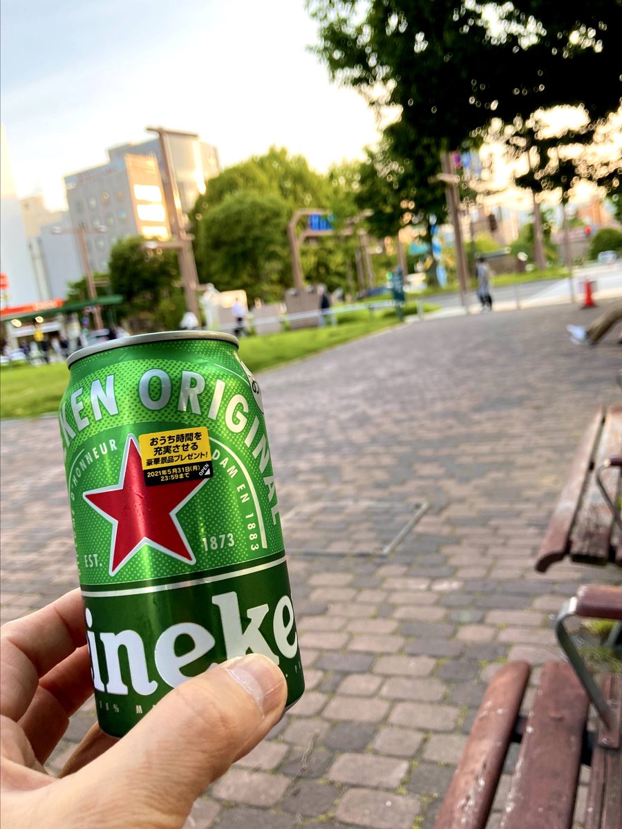 公園のベンチとハイネケン