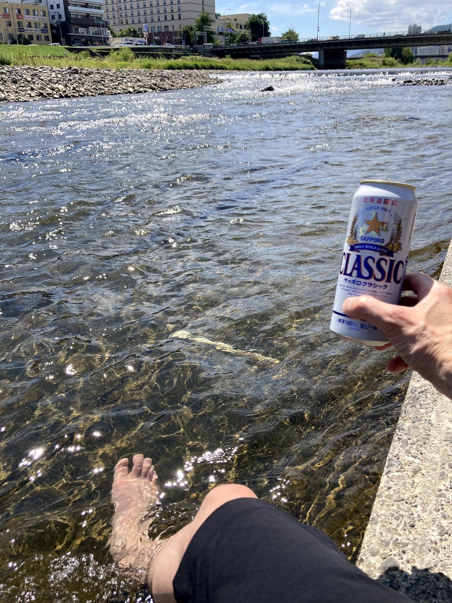 川に足を浸してビール