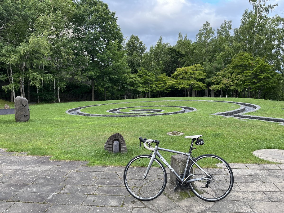公園の芝生と愛車