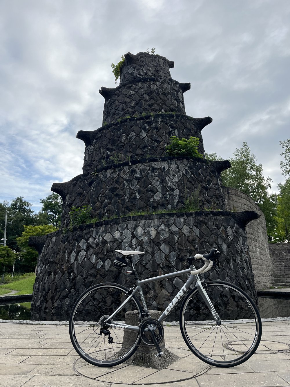 石の塔の前に停めた愛車GIANT TCR