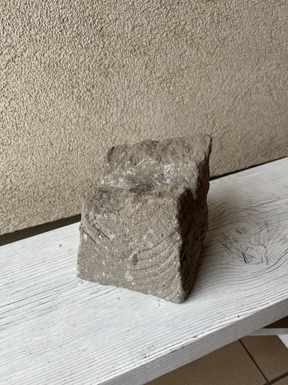石ノミで彫った軟石の質感