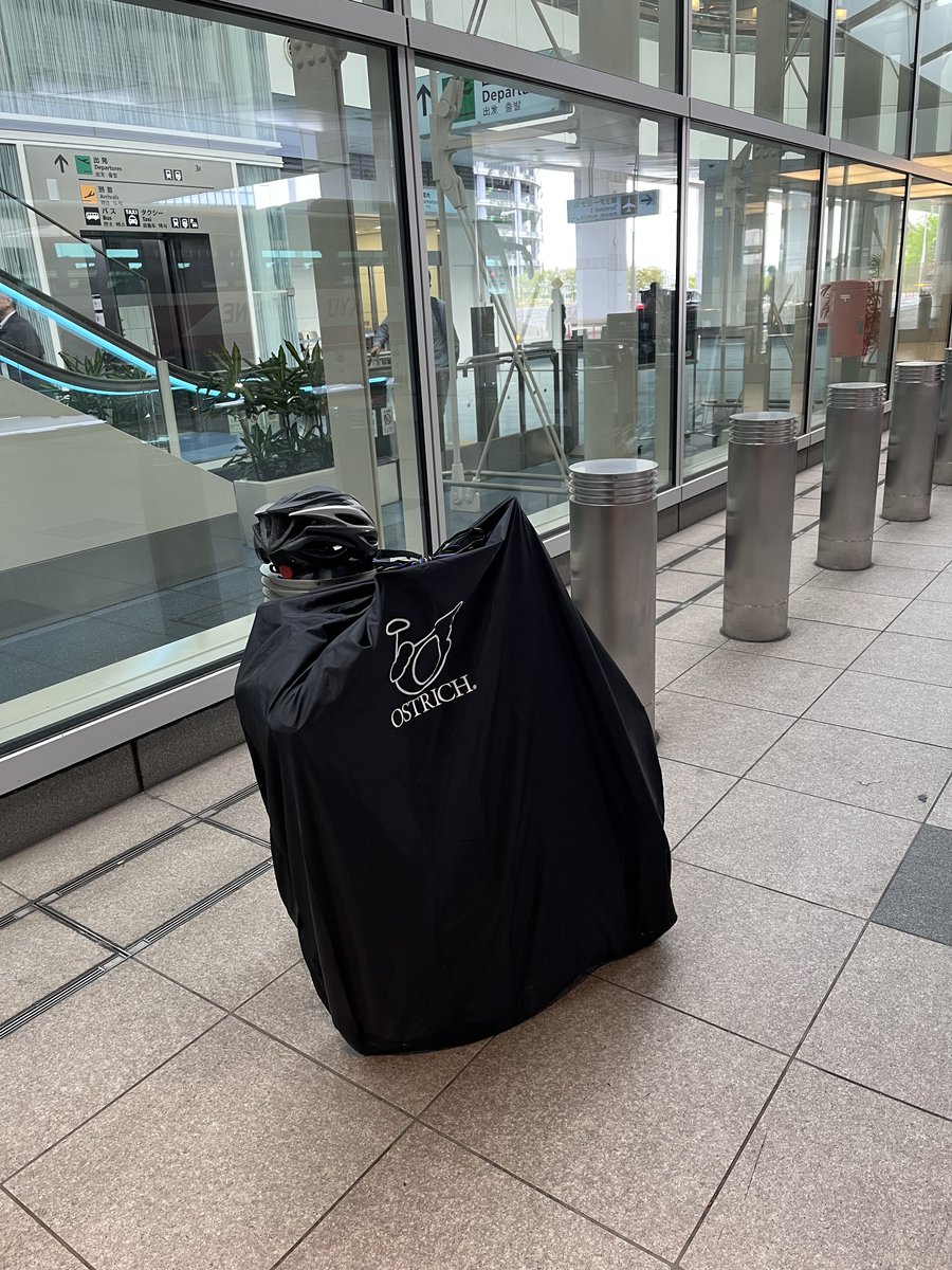 空港に置いたOSTRICH輪行袋