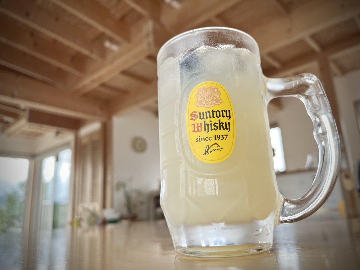 ジョッキに注いだ炭酸水
