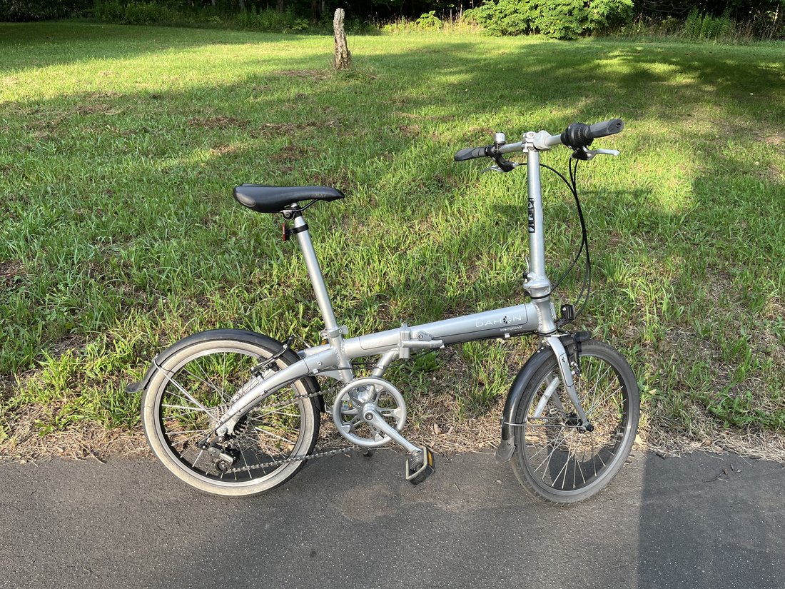 公園を走る折りたたみ自転車