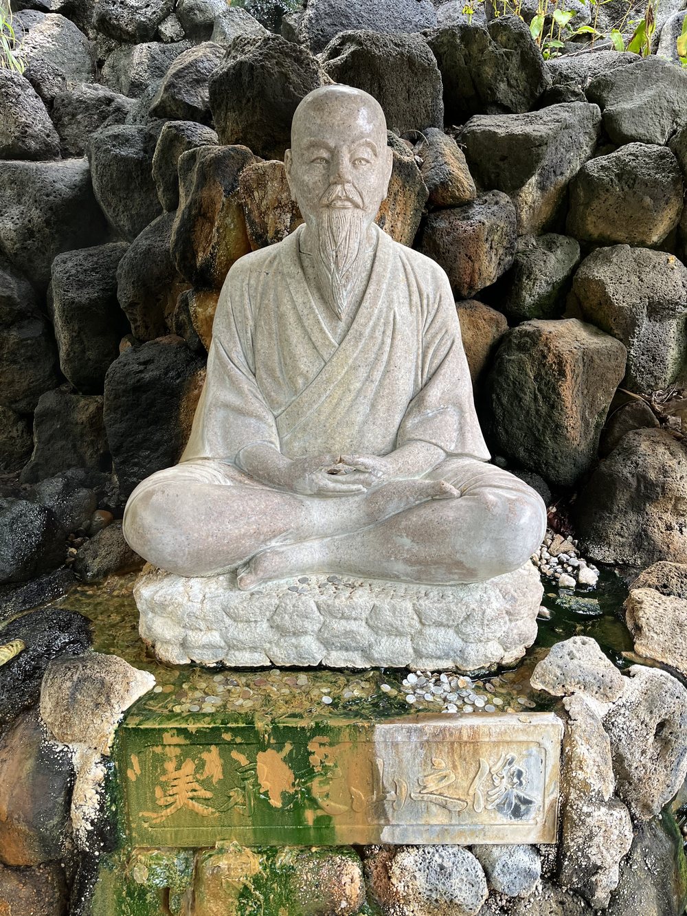 美泉定山の像