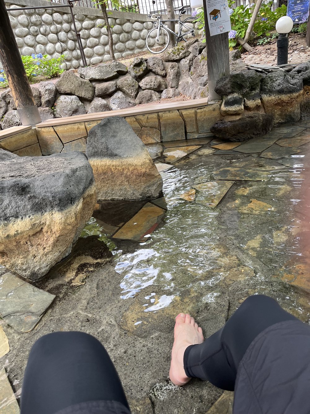足湯につかる足元