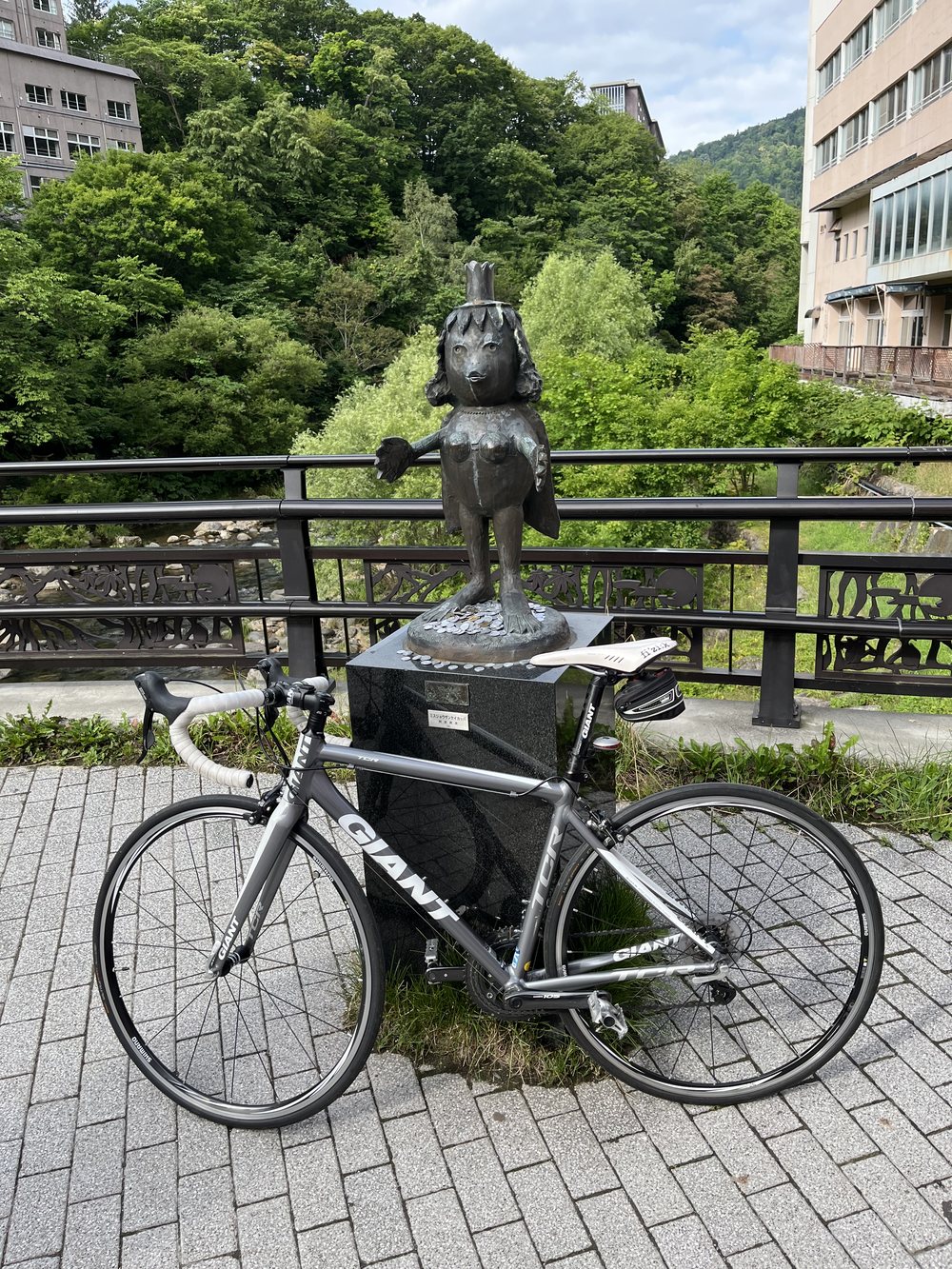 定山渓の河童像と自転車