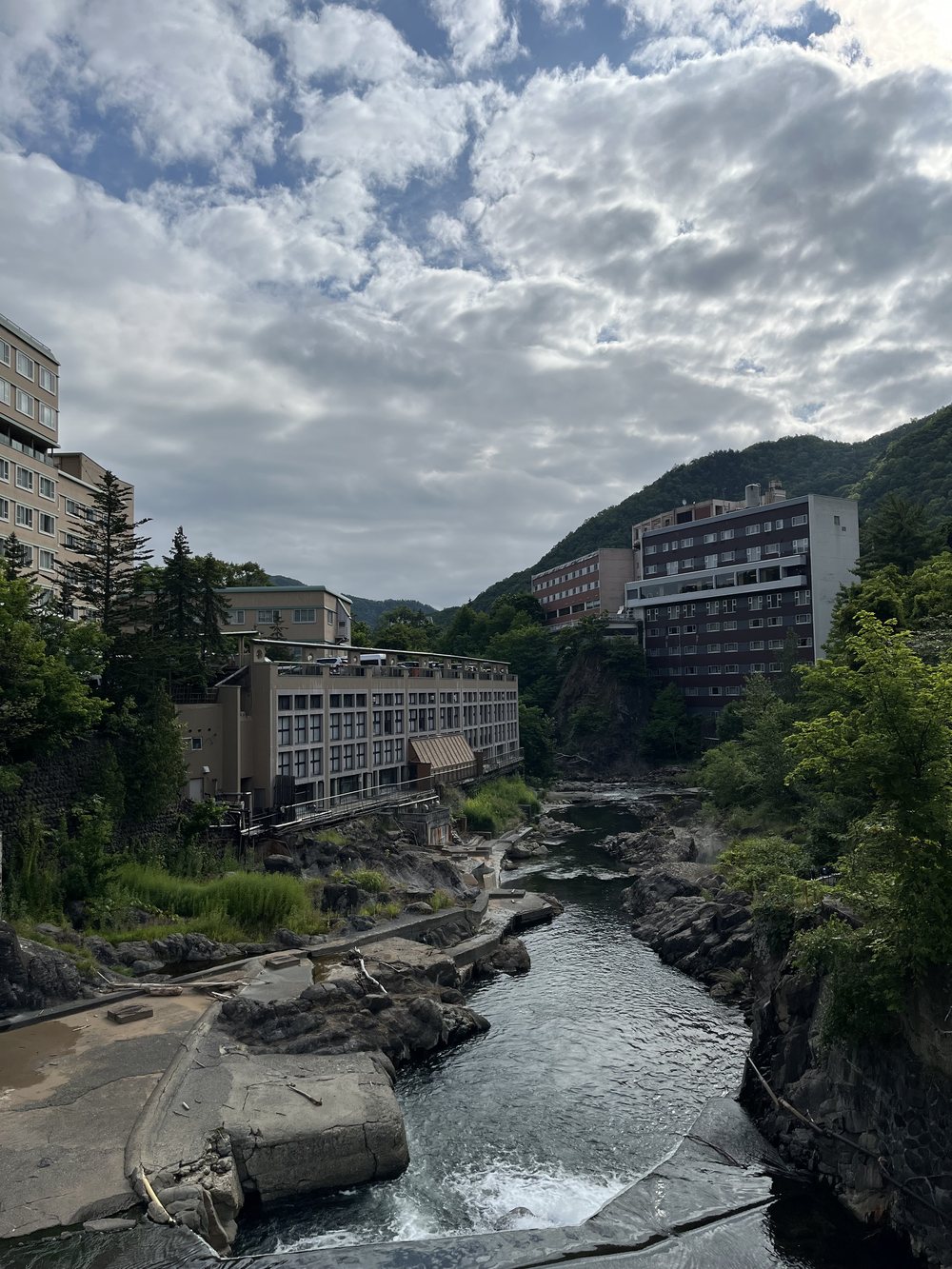 定山渓の渓谷と温泉宿