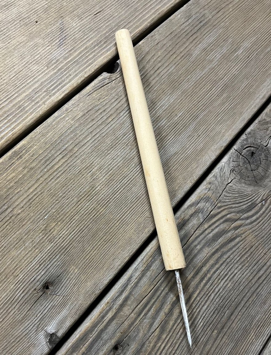 軟石に穴を開けるのに使ったキリ