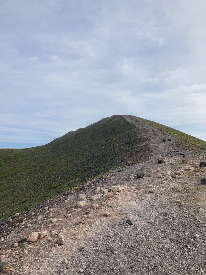 外輪山の砂礫の登山道