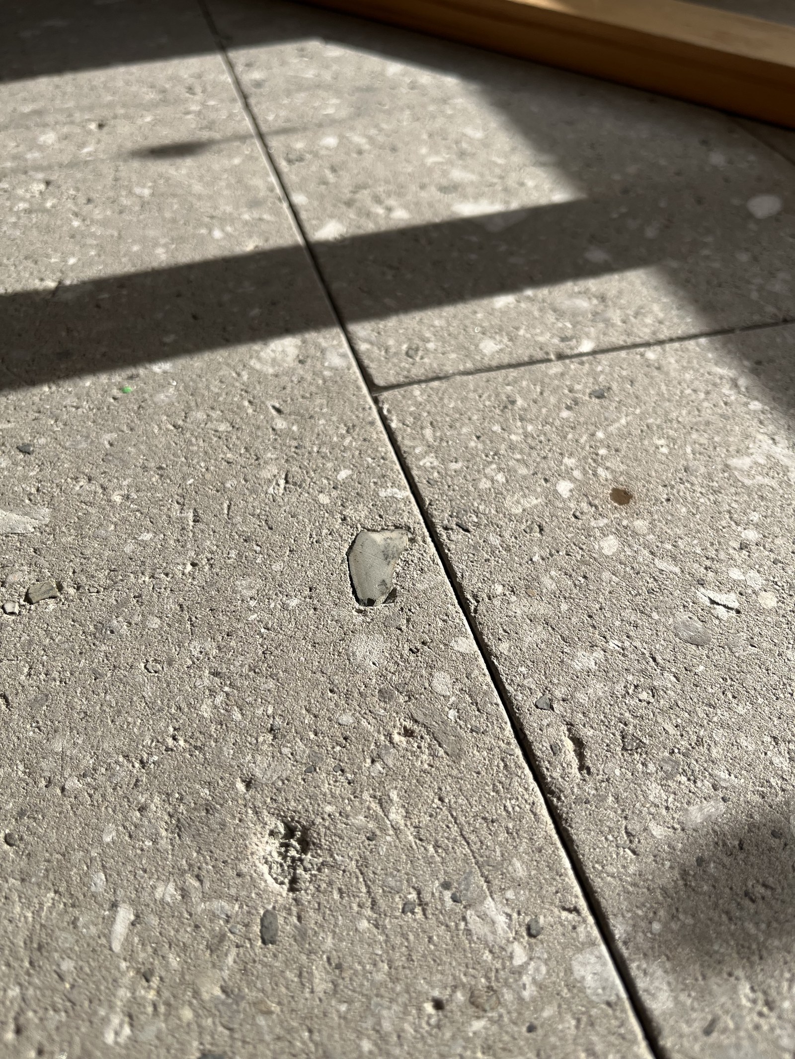 札幌軟石の床に埋まっている、光るきれいな小石