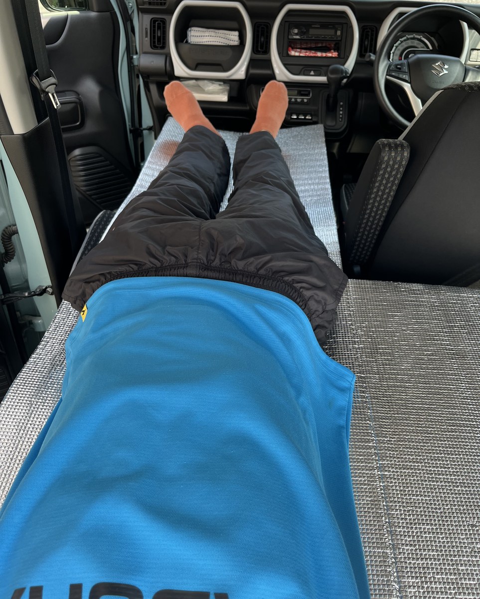 ハスラーの車内で足を伸ばして寝た状態
