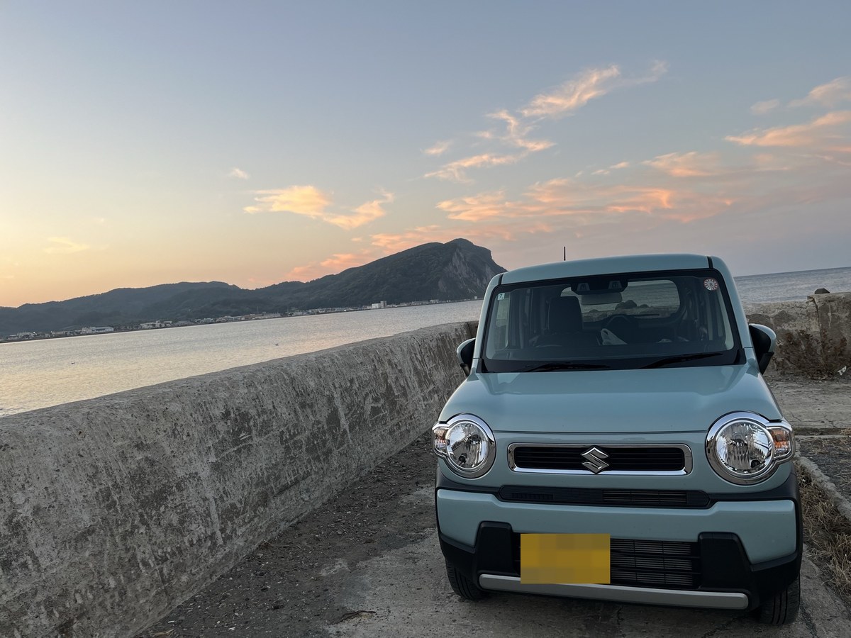 夕暮れの海辺に停めたスズキ・ハスラー。この日はここで車中泊した