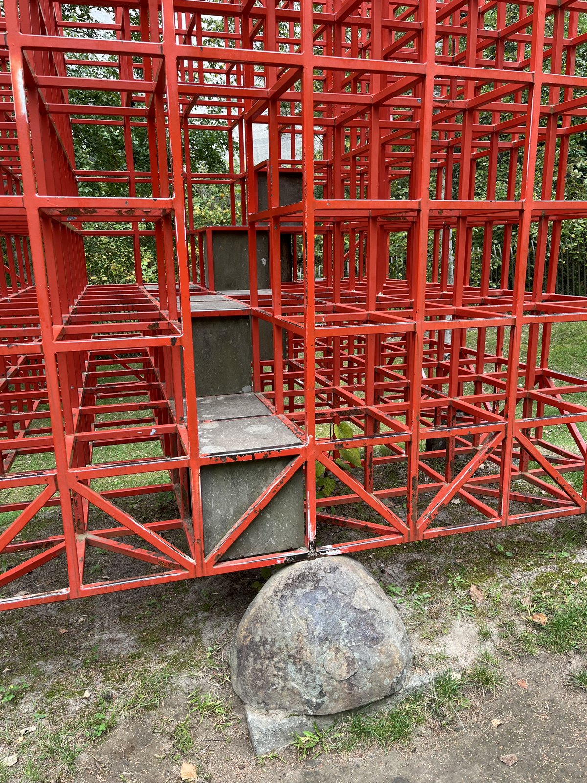 赤い空の箱の格子