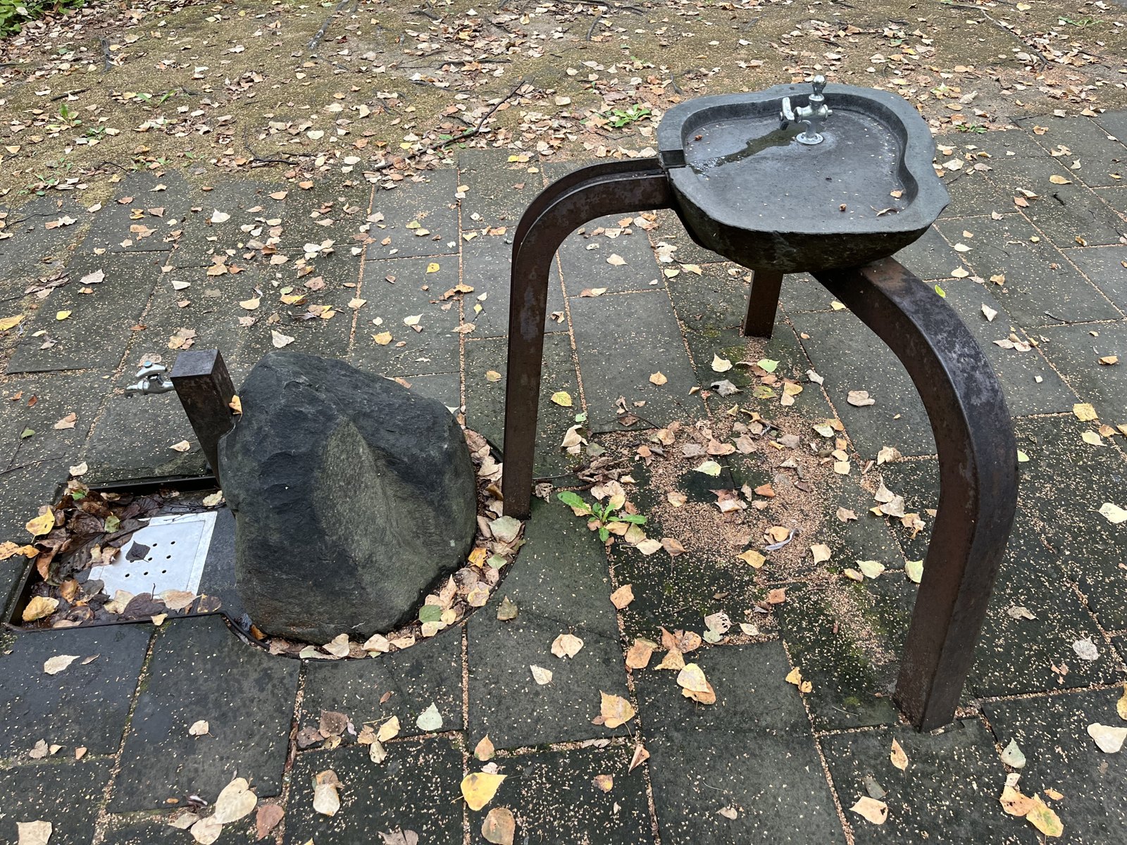 鉄と石でできた水飲み場