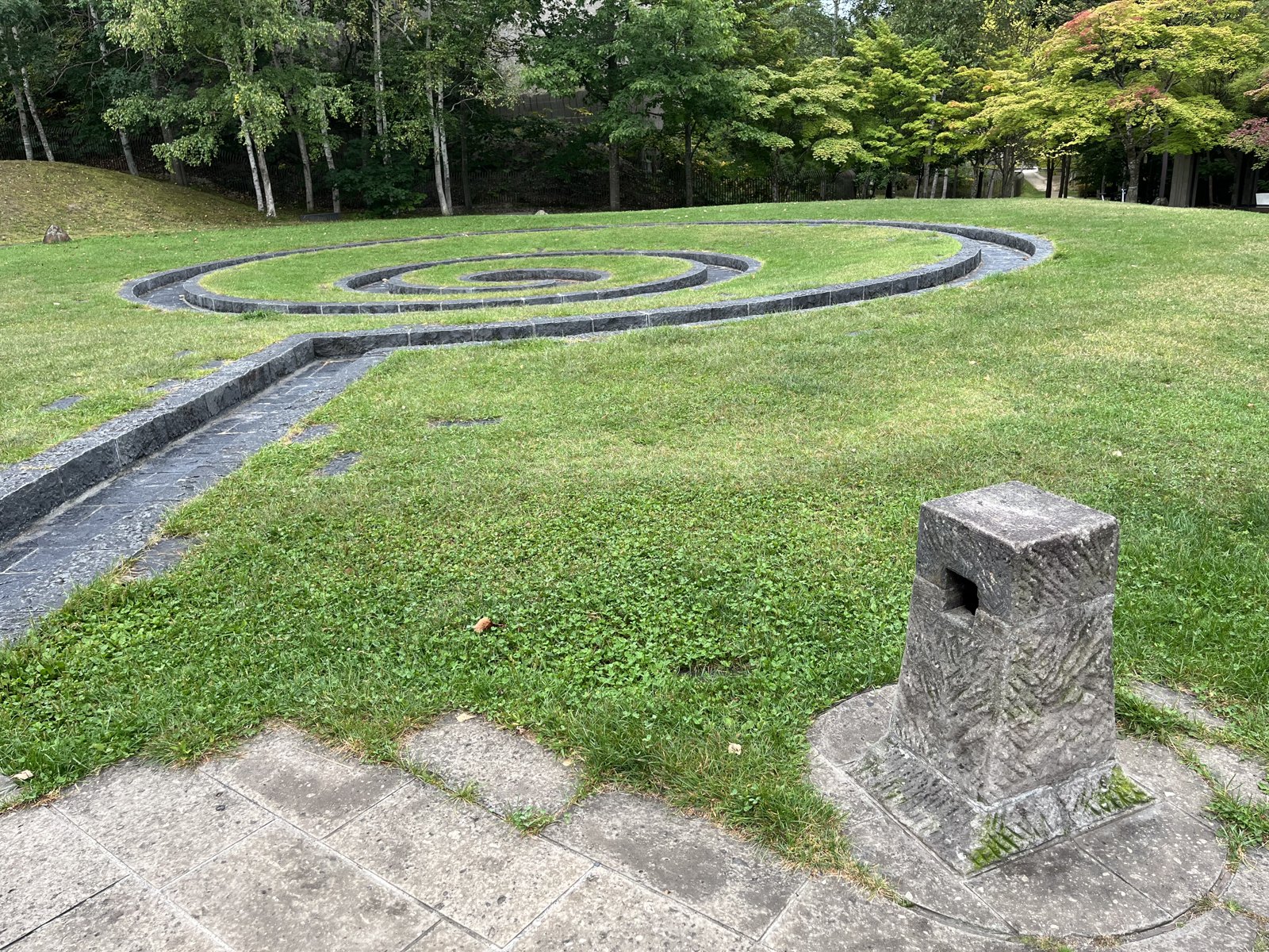 芝生を流れる螺旋の水路