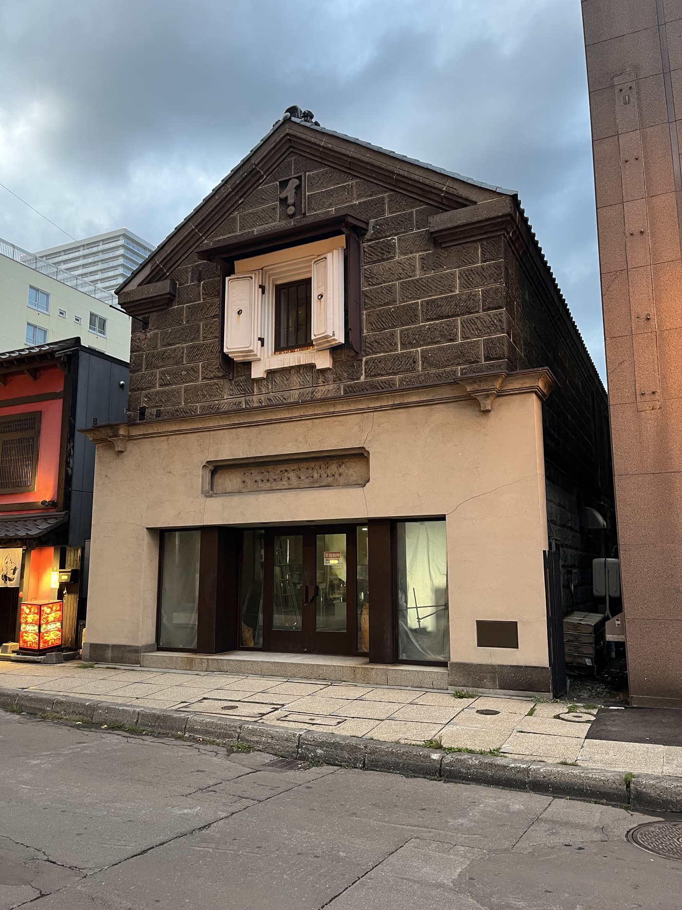 南3条西2丁目、札幌軟石の瓦屋根の石蔵