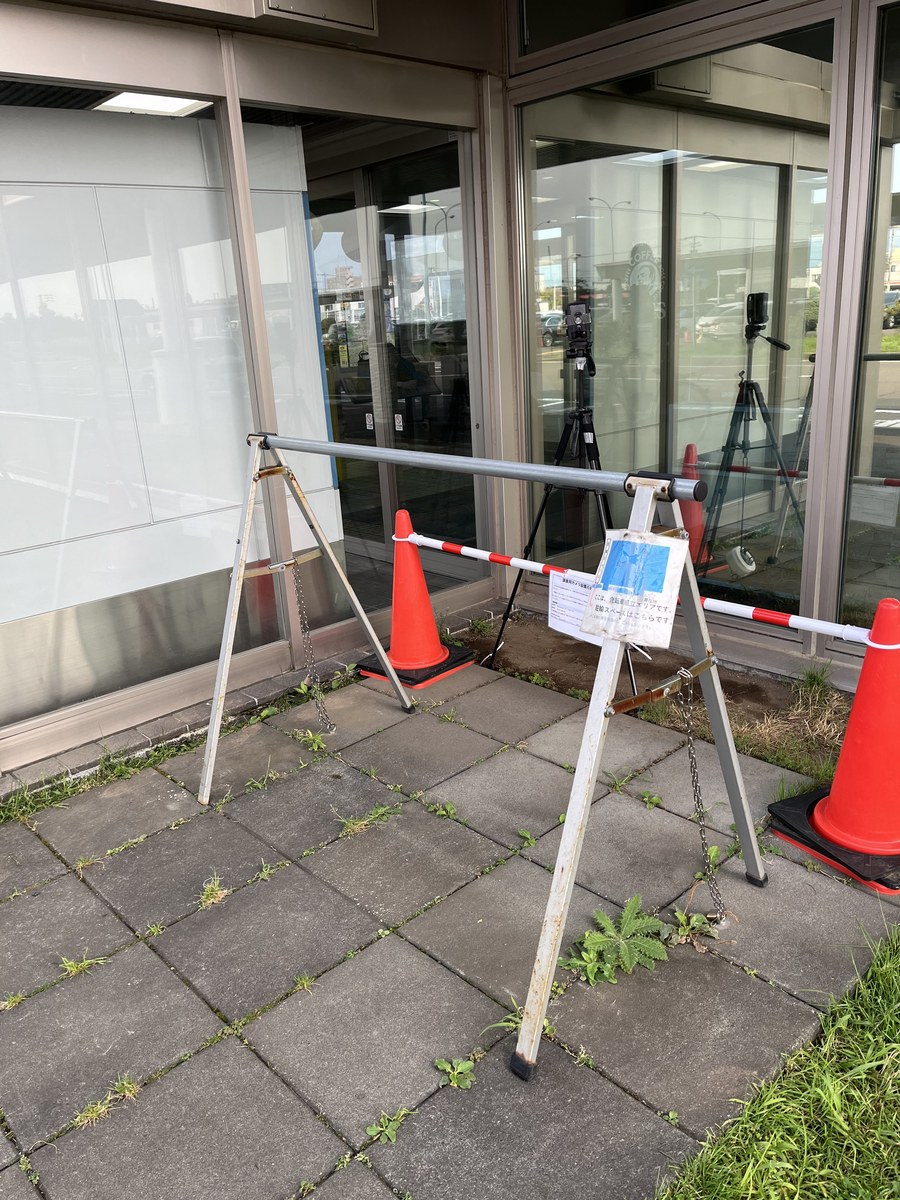 コーンで区切られた丘珠空港の自転車組立エリア