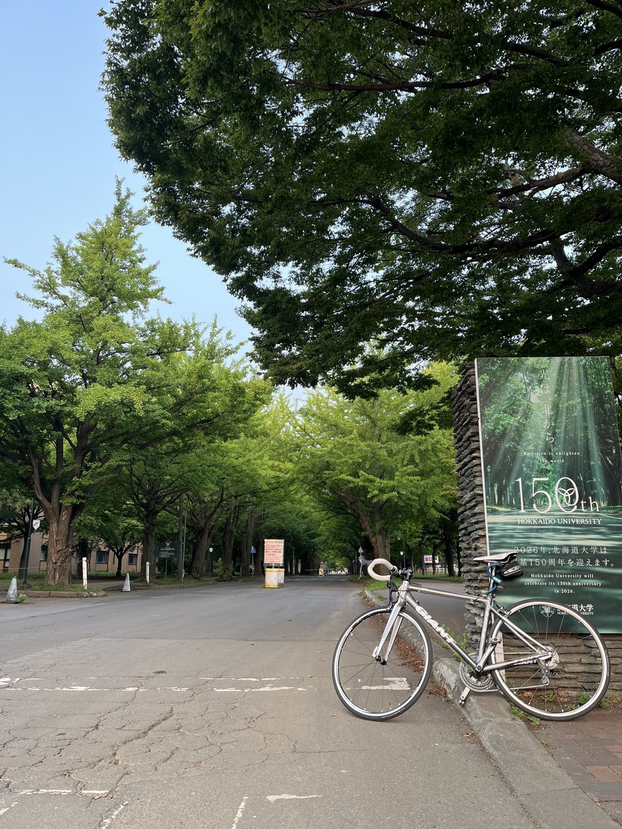 「150th HOKKAIDO UNIVERSITY」の垂れ幕が下がる北海道大学構内