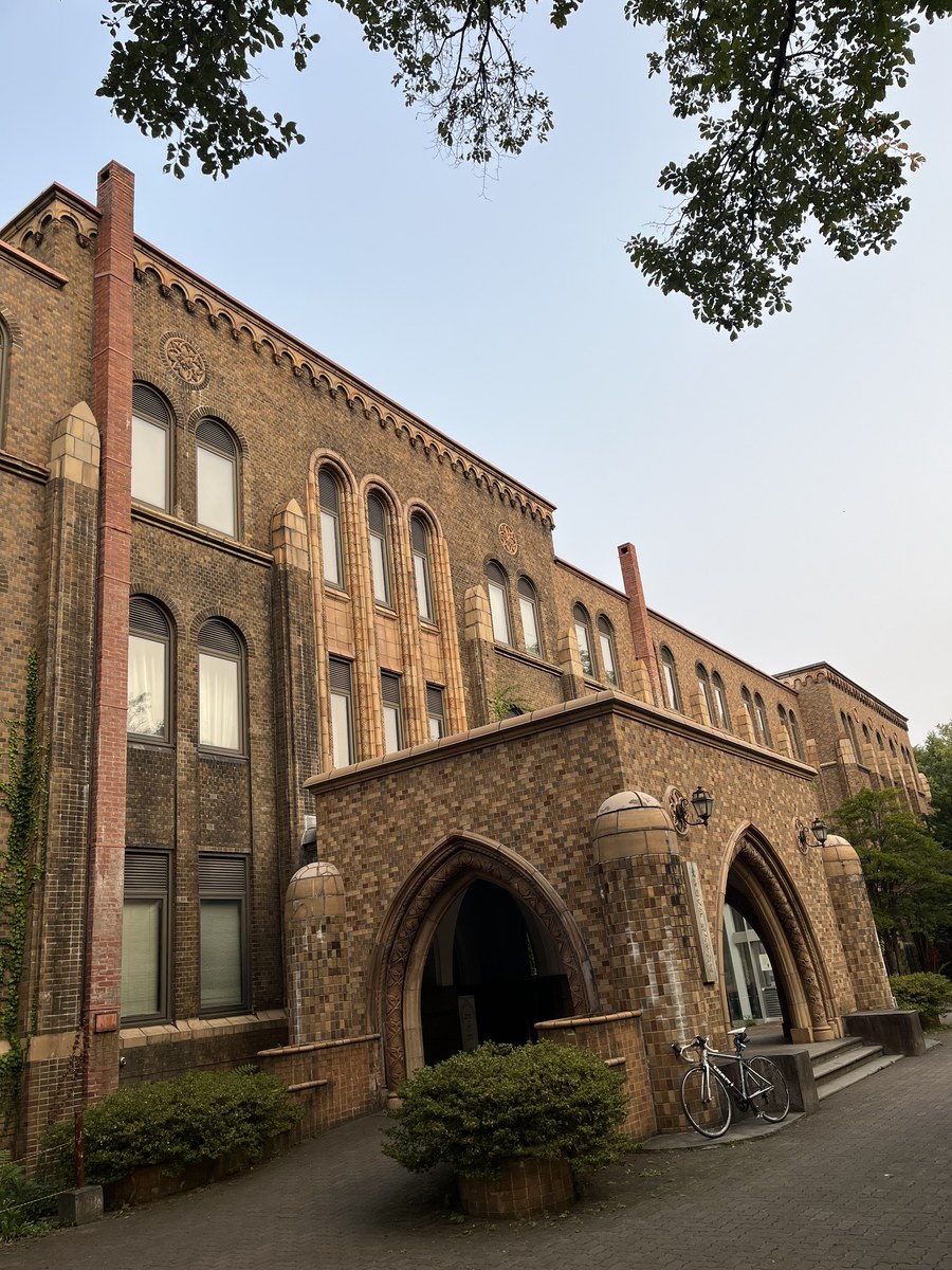 早朝の北海道大学総合博物館