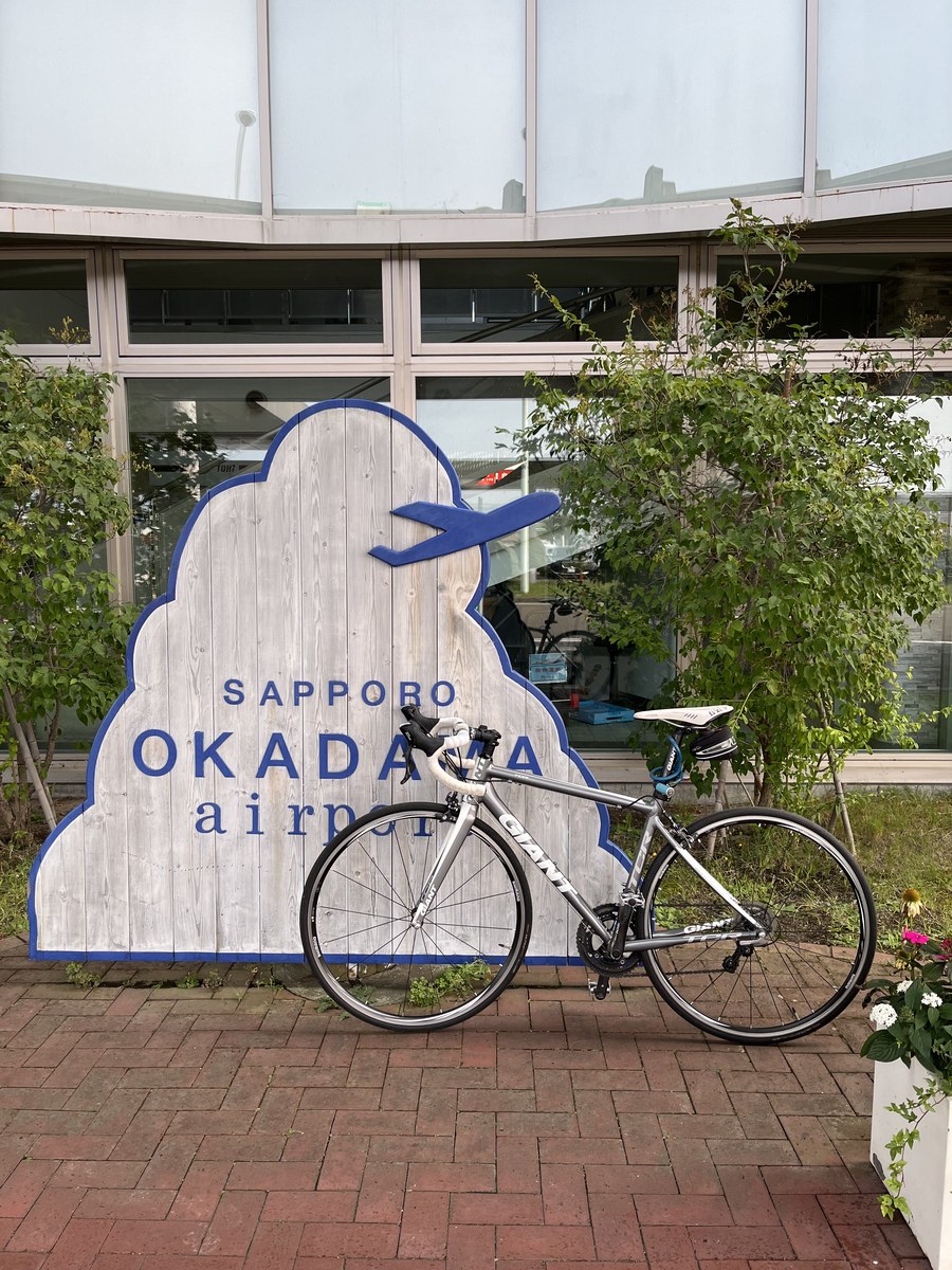 SAPPORO OKADAMA airportのサインとロードバイク
