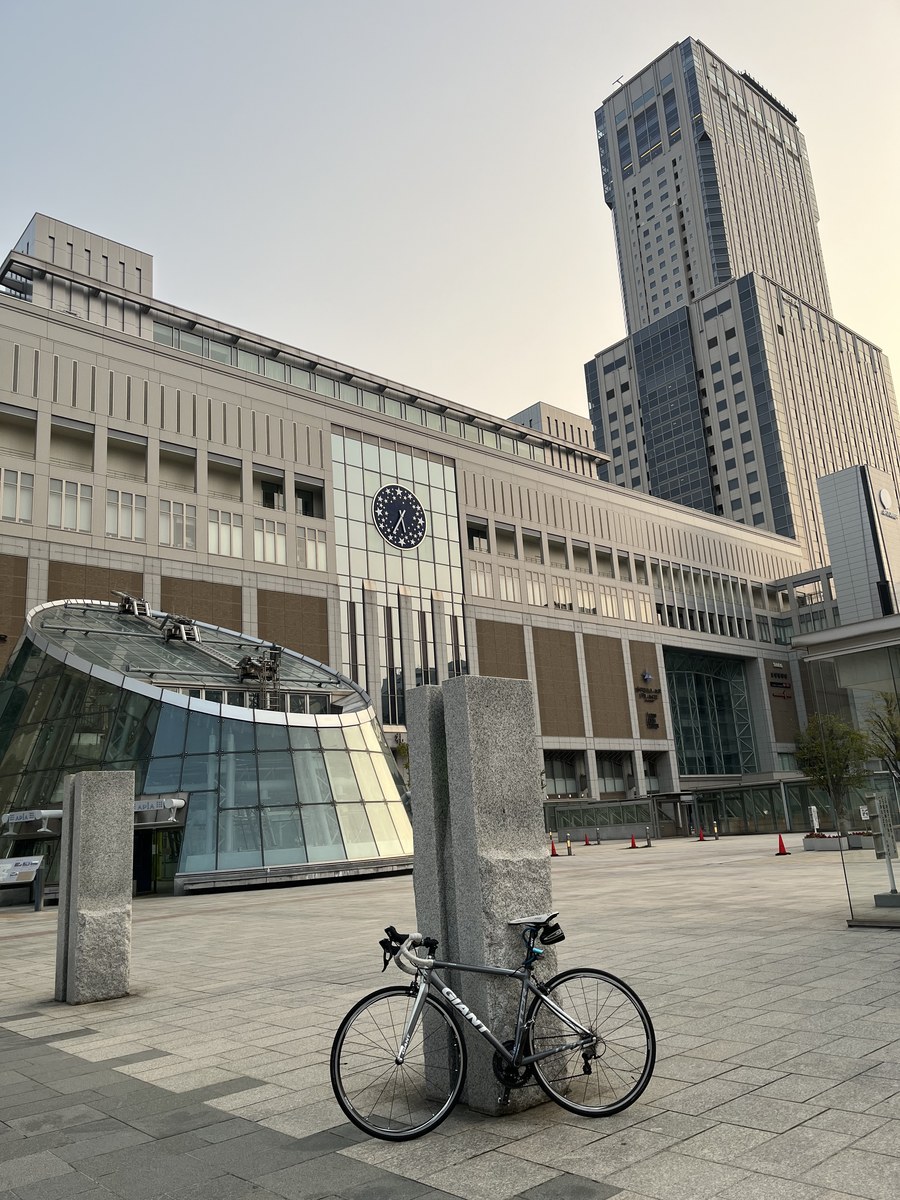 早朝の札幌駅南口とロードバイク
