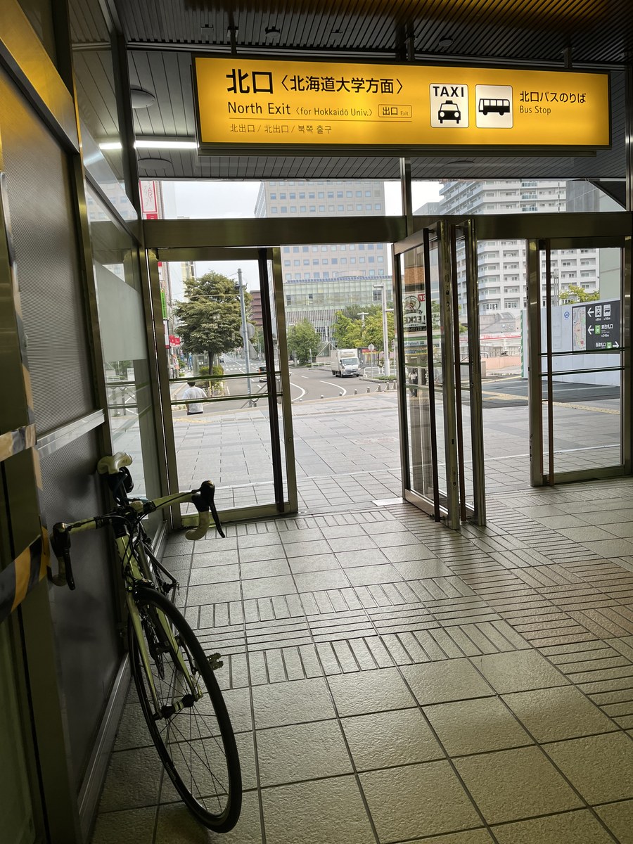 札幌駅北口の構内。自転車を押して通り抜けた