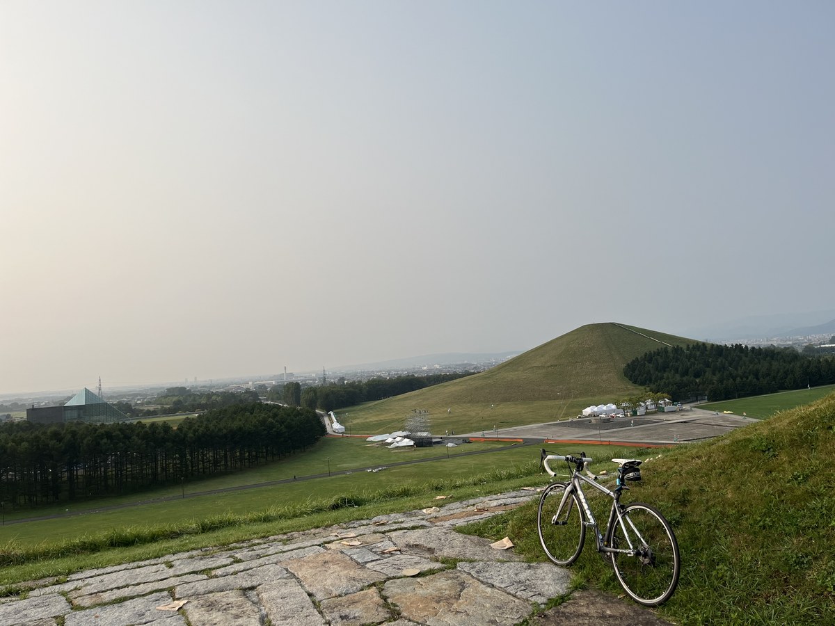 モエレ沼公園のモエレ山とロードバイク