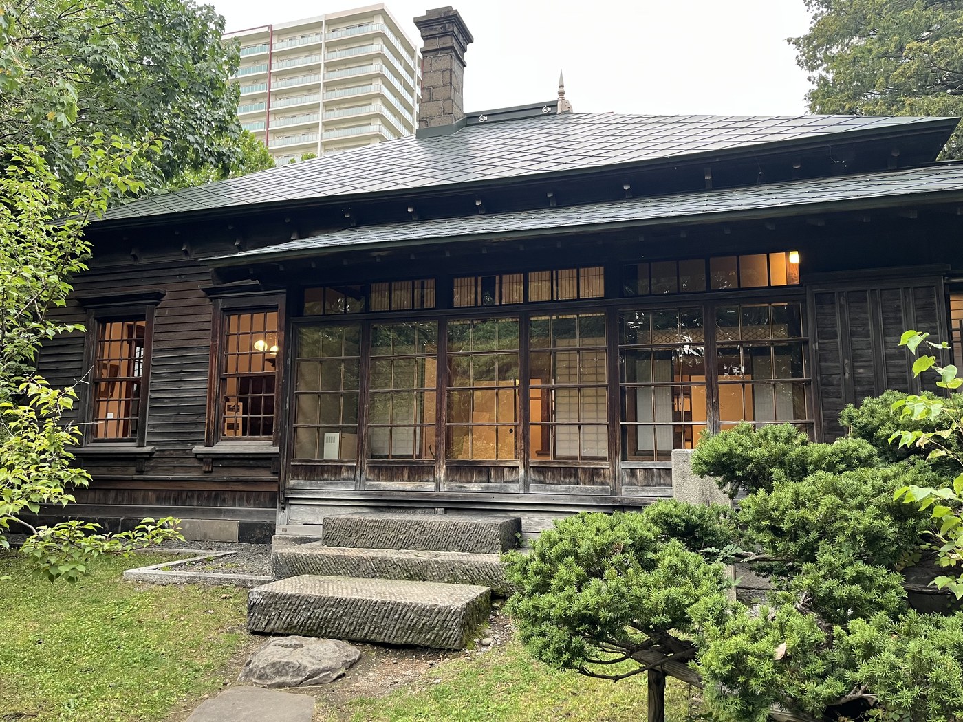 旧永山武四郎邸の外観と、裏庭へ出る軟石の敷石