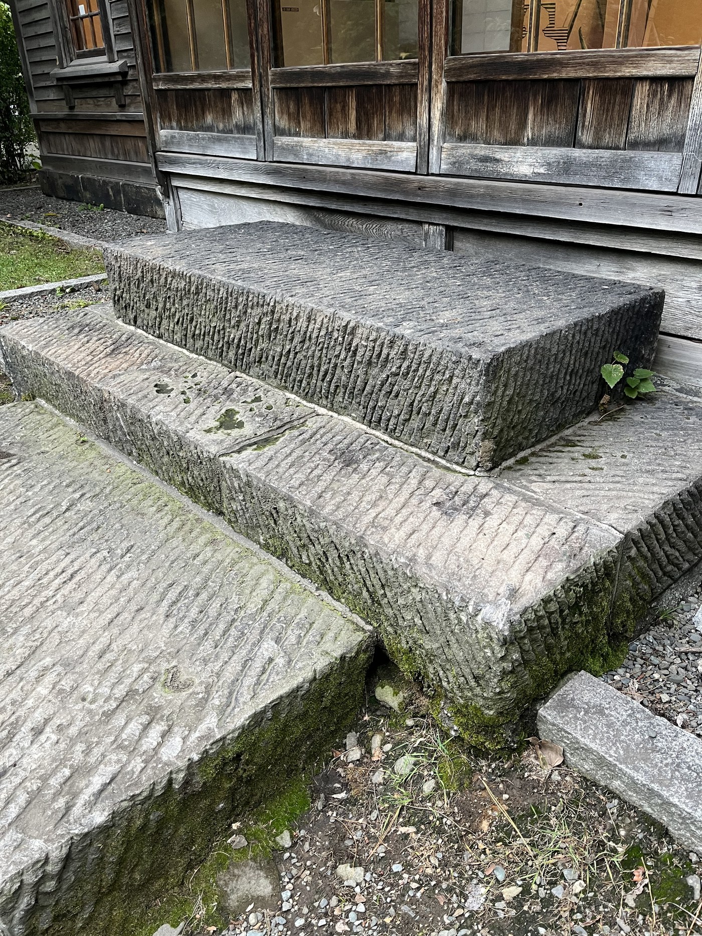 軟石の敷石の表面に残る斜めのノミ跡