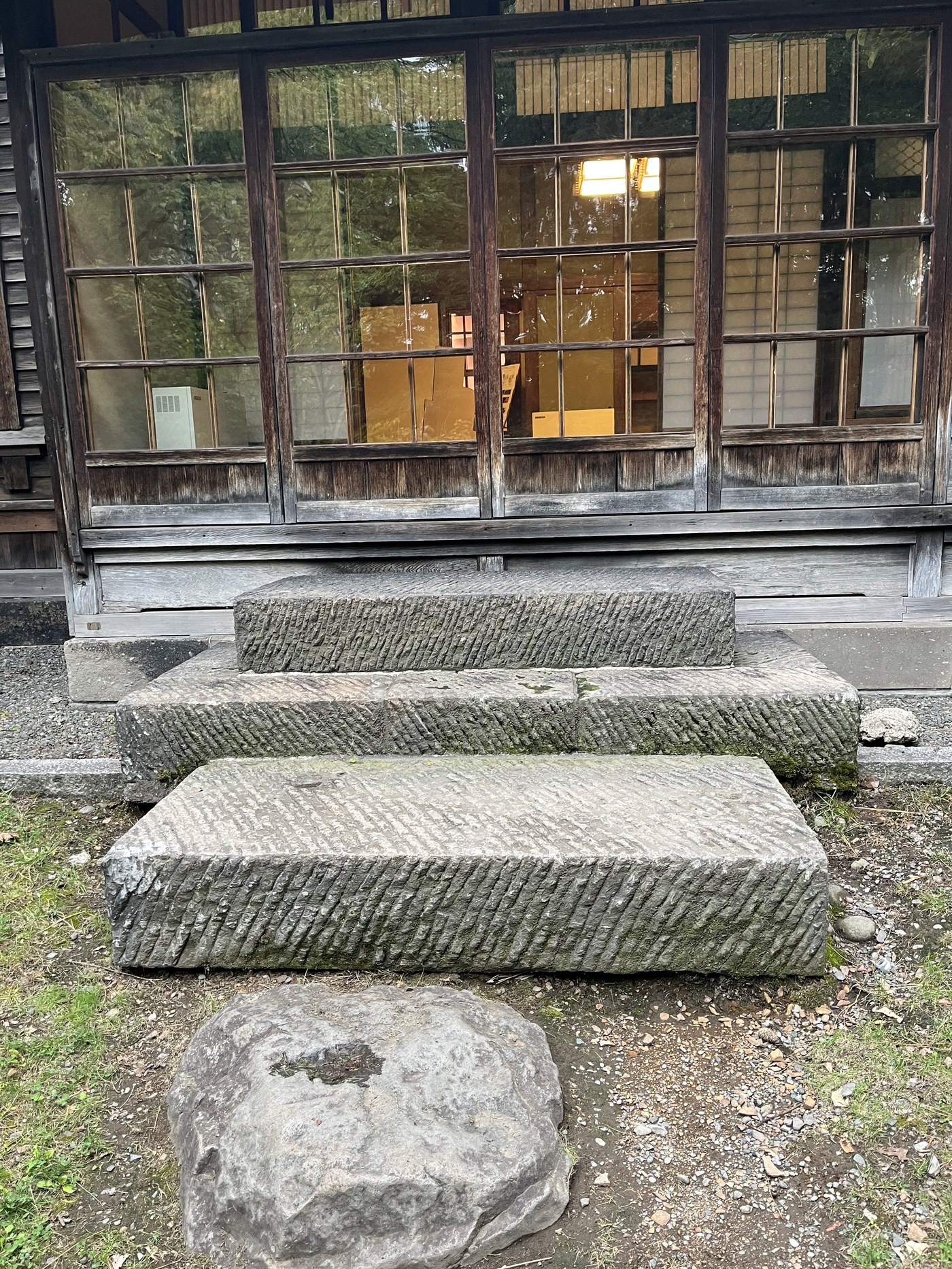 旧永山武四郎邸の、座敷から裏庭へ出る軟石の敷石