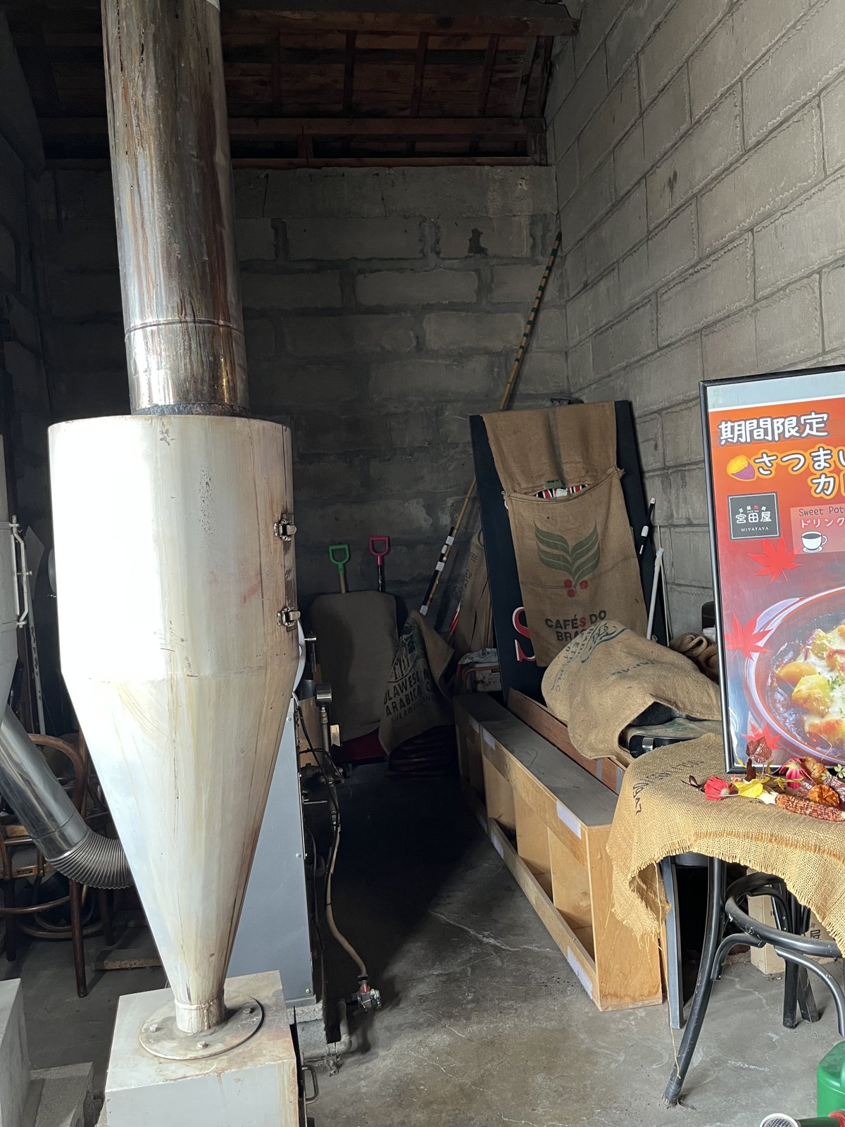 宮田屋の入口に置かれた自家焙煎の焙煎機