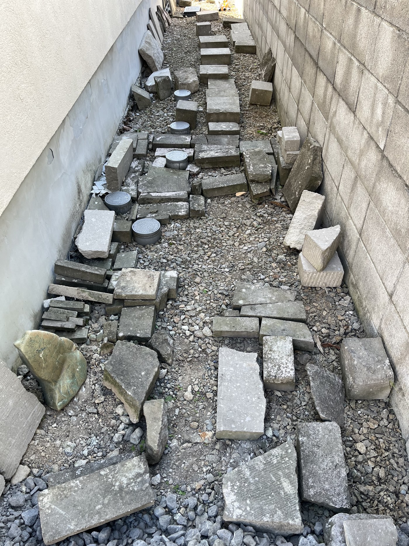 横の通路に並べた札幌軟石のストック