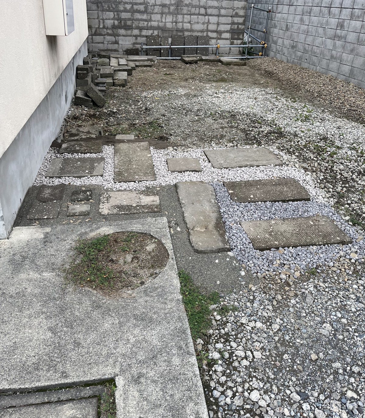 2025年9月14日、札幌軟石のあいだに砕石を詰めて格子の形が見えてきた