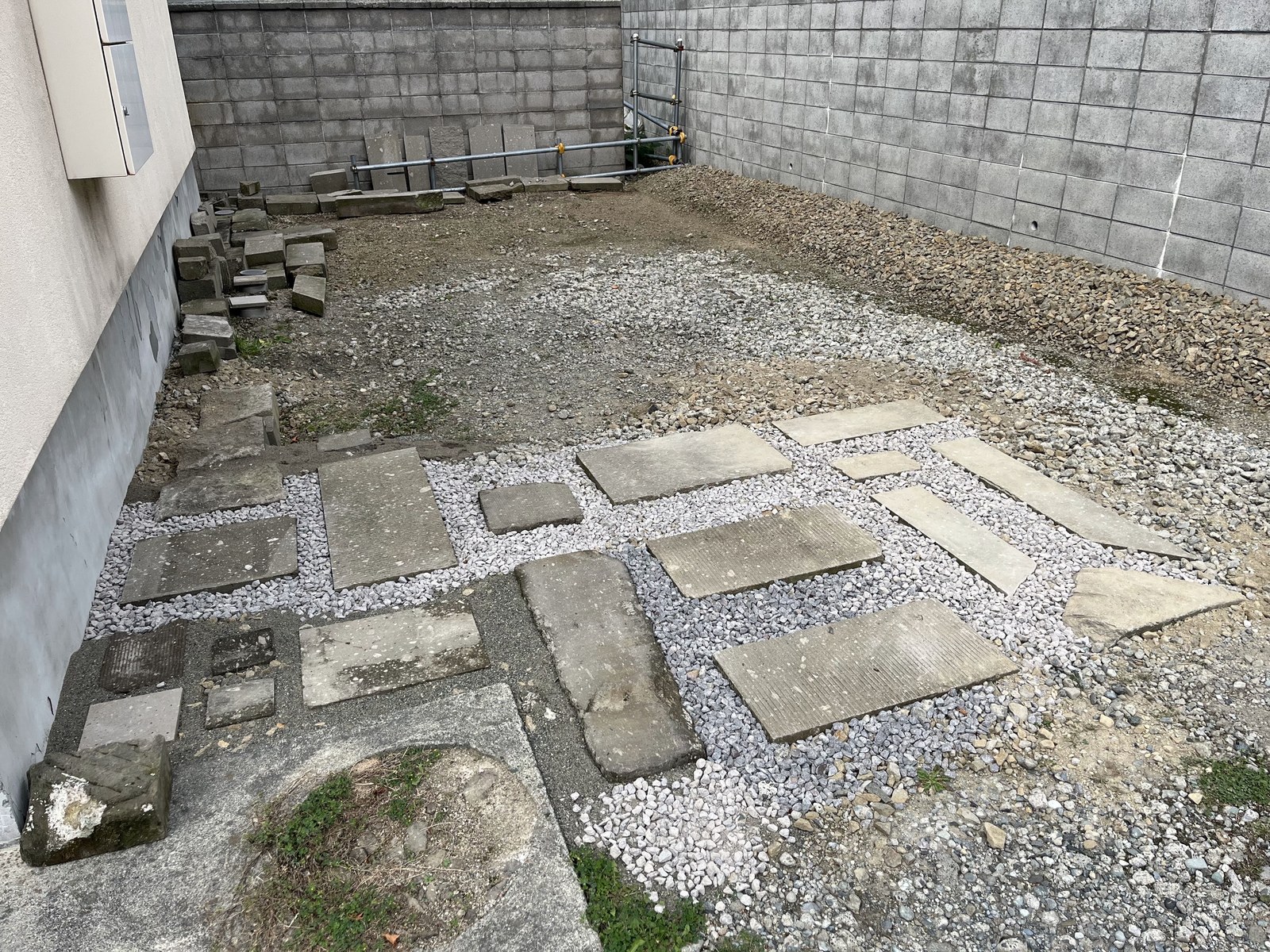 2025年9月20日、札幌軟石の石畳が駐車場の手前半分まで広がった