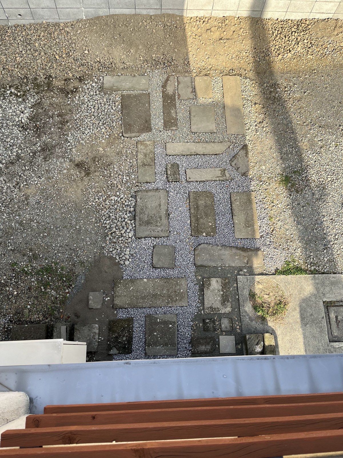 2階ベランダから見下ろした札幌軟石の石畳。石と砕石が模様になっている