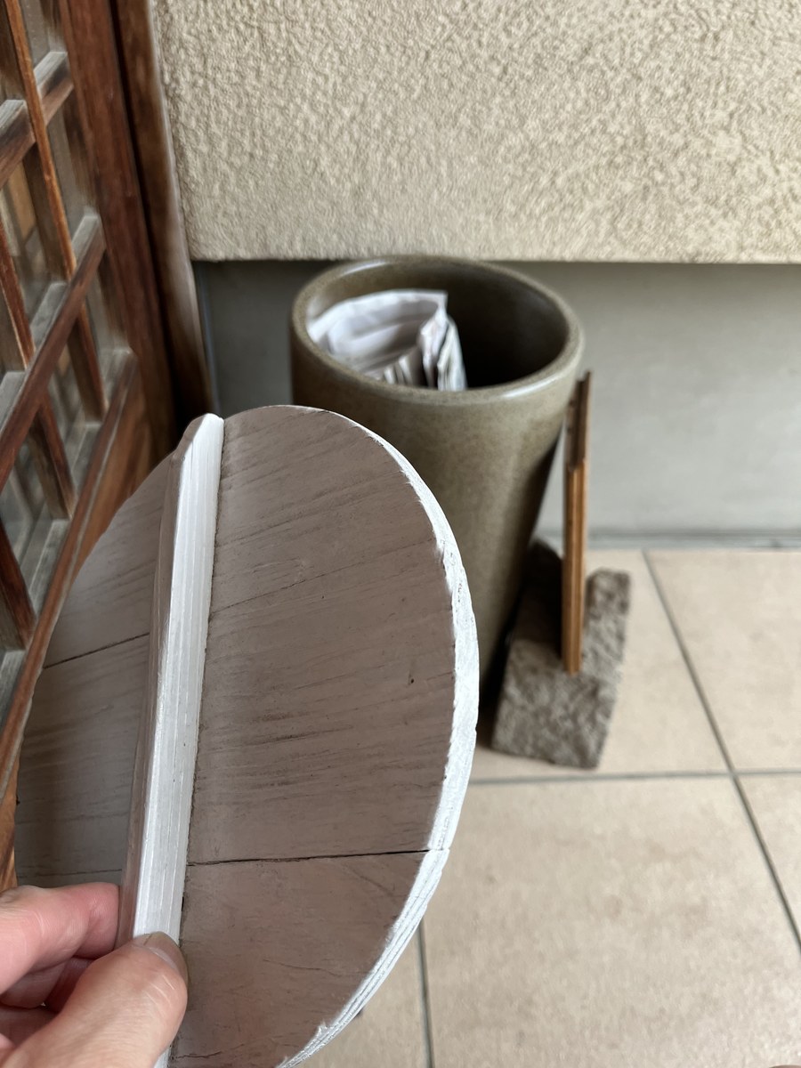 白い蓋を持ち上げて郵便受けを開けたところ