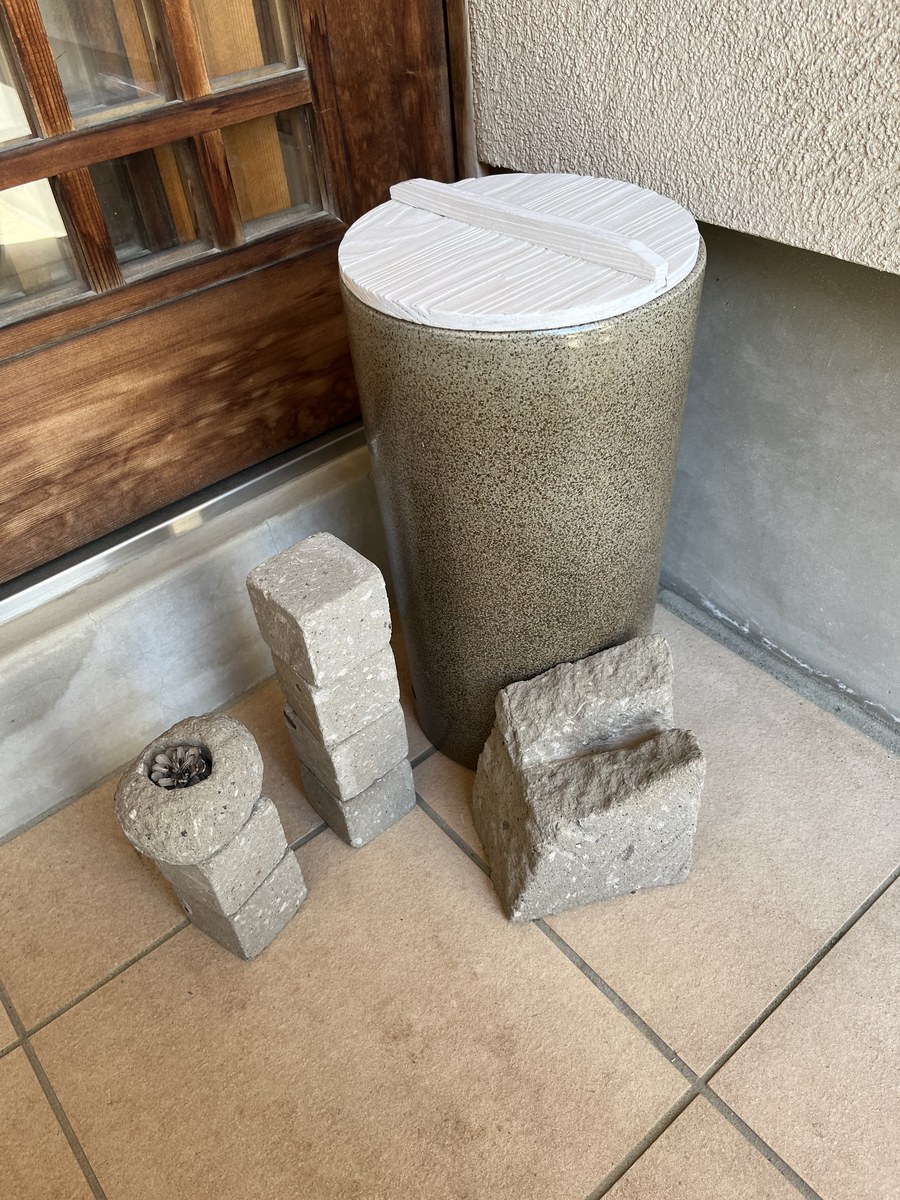 玄関に置いた陶器の傘立て。郵便受けとして使っている