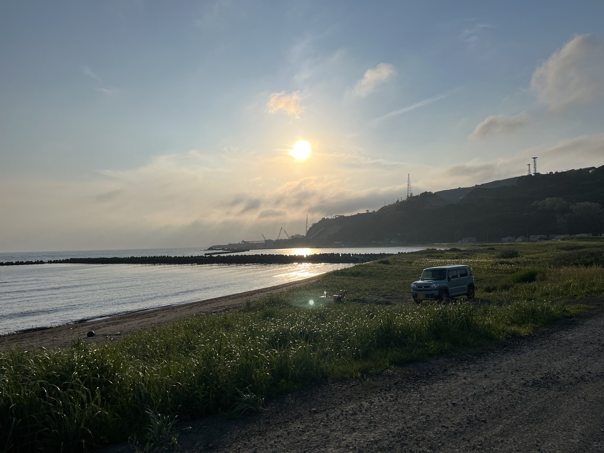夕陽の泊村海岸に停めたスズキ・ハスラー。ここで車中泊した
