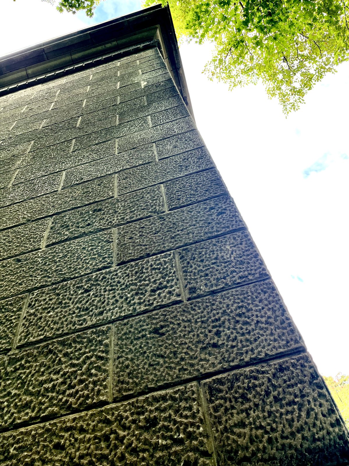 札幌軟石を積んだ壁を見上げたところ