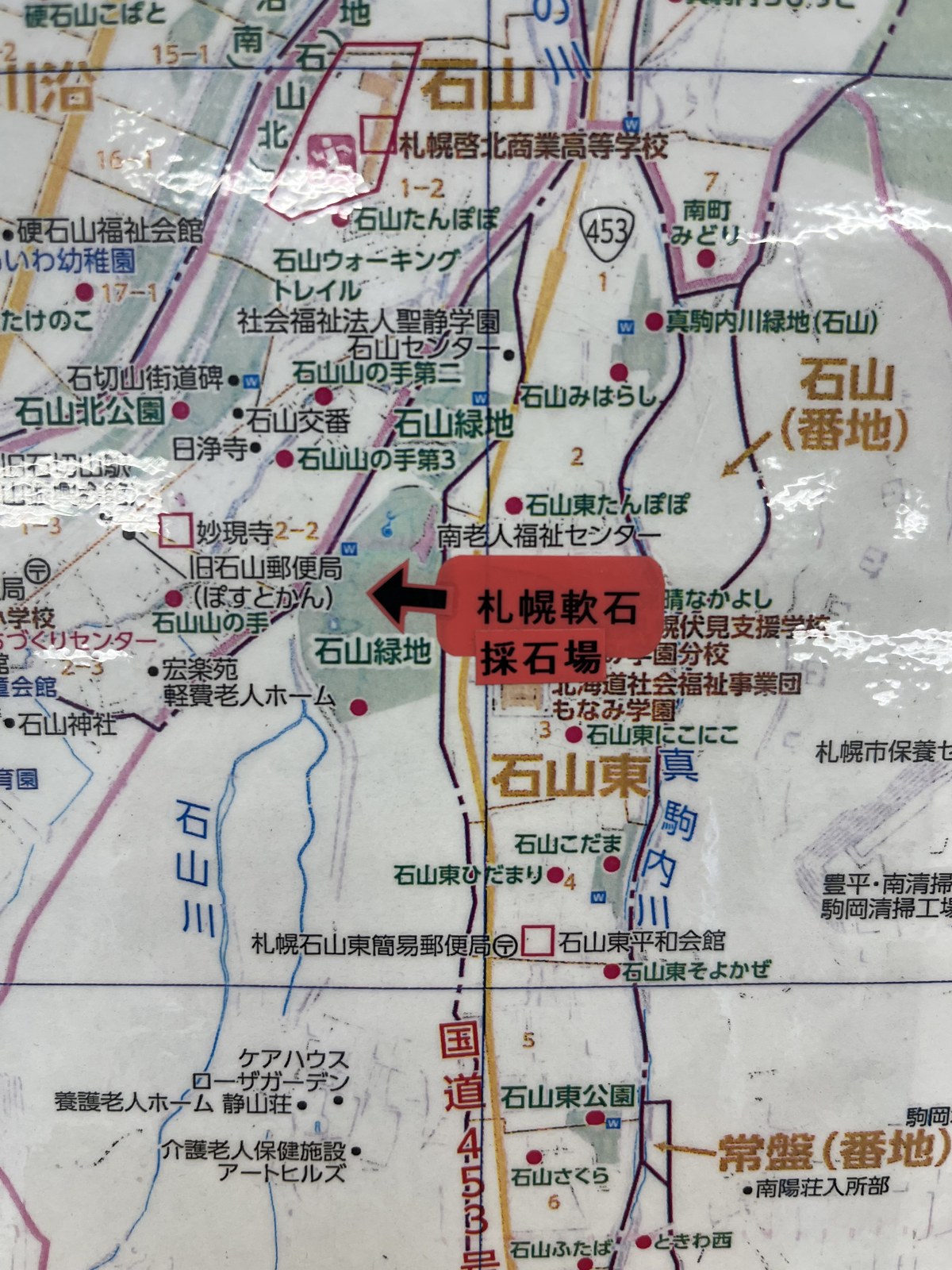 展示の地図。石山の「札幌軟石採石場」と石山緑地